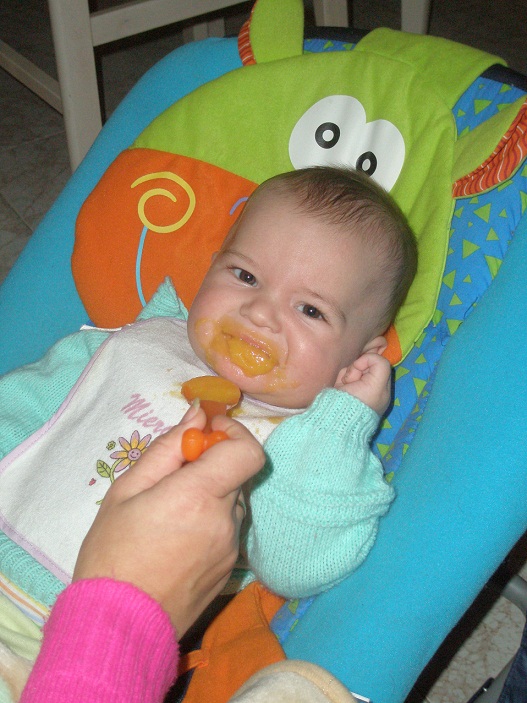 Papilla de fruta con la cuchara