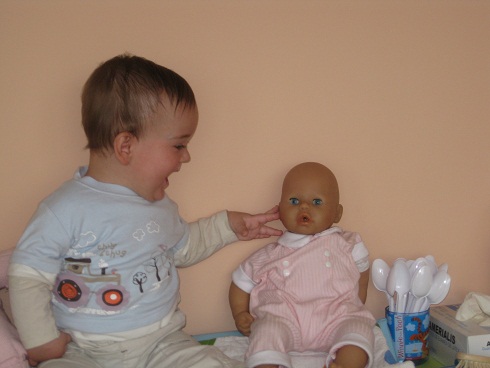 Balbuceando con una mu&ntilde;eca de la guarderia